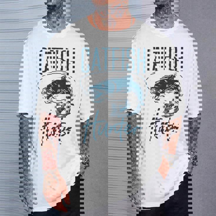 かわいいナマズハンターデザイン ナマズ農家へのギフトアイデア Tシャツ 彼への贈り物