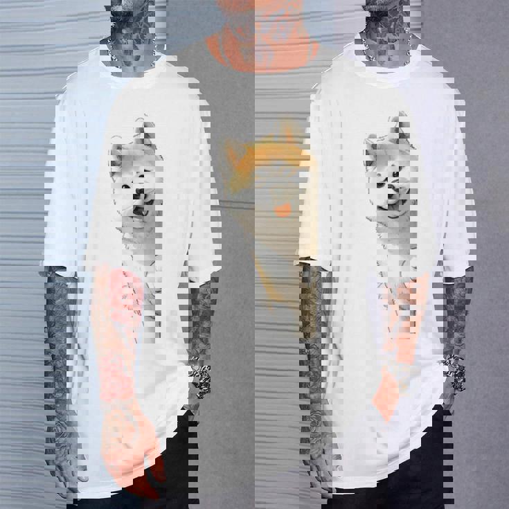 かわいい日本の秋田犬が角をのぞく犬好き。 Tシャツ 彼への贈り物