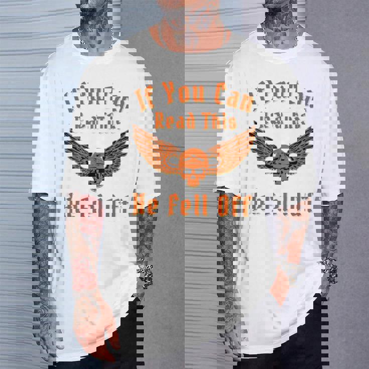 これを読めば、彼はバイカー向けのダークユーモアサインから落ちた Tシャツ 彼への贈り物