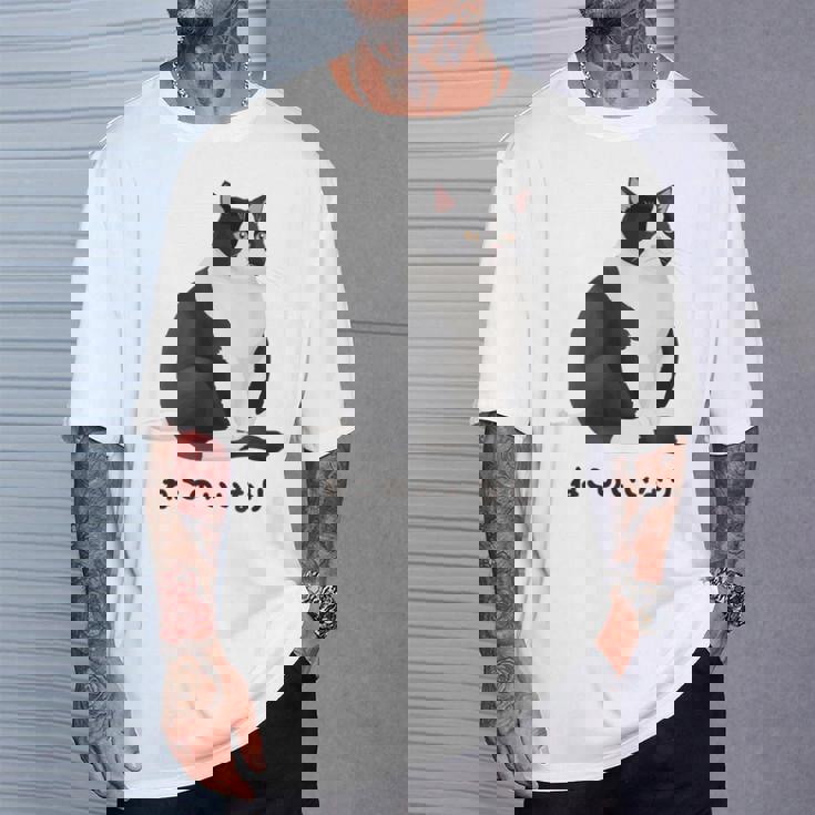 ねこのいいなり 猫 ネコ ぽっちゃり ハチワレ猫 黒白猫 白黒猫 イラスト 猫好き おしゃれ かわいい Tシャツ 彼への贈り物