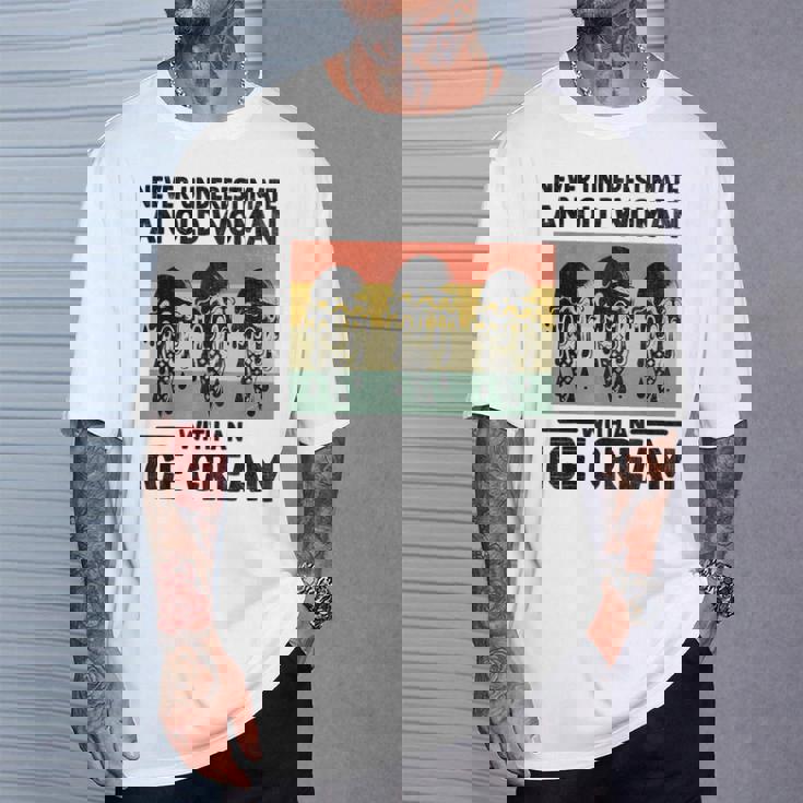 アイスクリームを持った老婆を決して過小評価しない Tシャツ 彼への贈り物