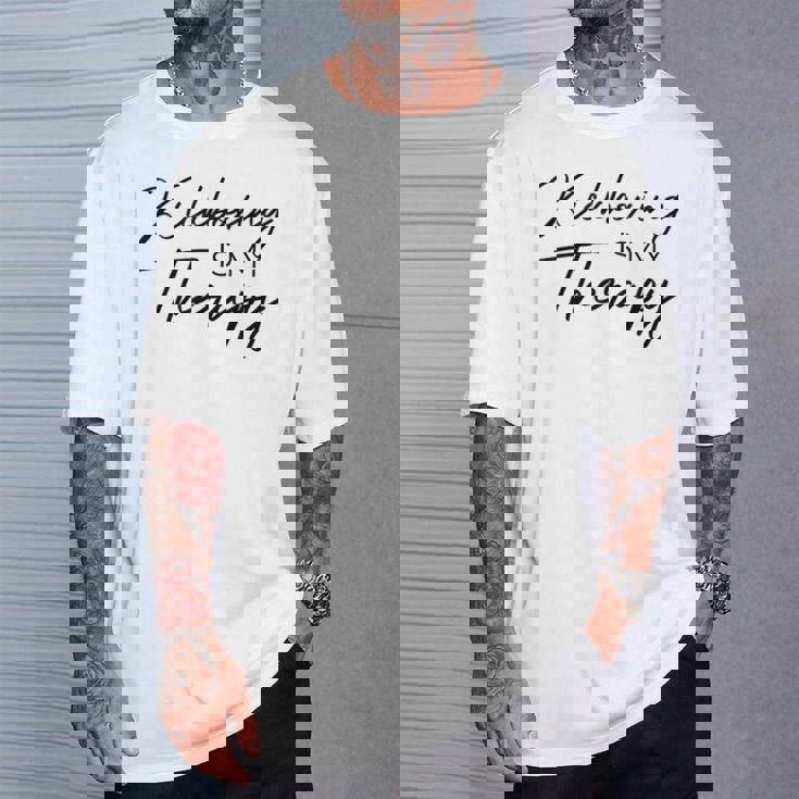 キックボクシングは私のセラピー Tシャツ 彼への贈り物