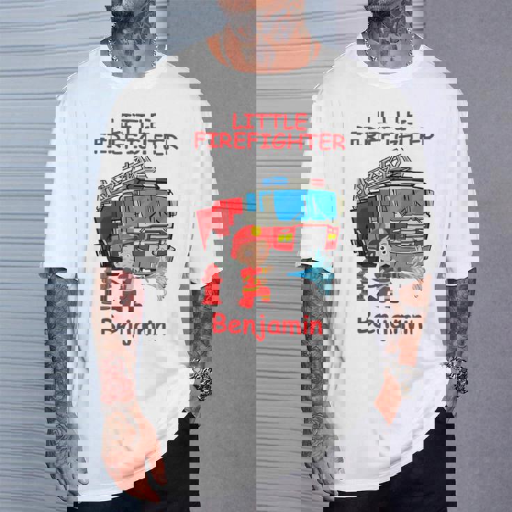 キッズ 消防署の消防車 小さな消防士ベンジャミン Tシャツ 彼への贈り物