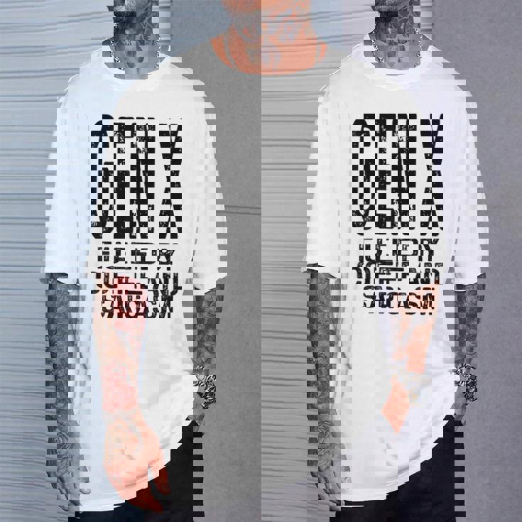 コーヒーと皮肉なユーモアに刺激された面白いジェネレーションx Gen X Tシャツ 彼への贈り物