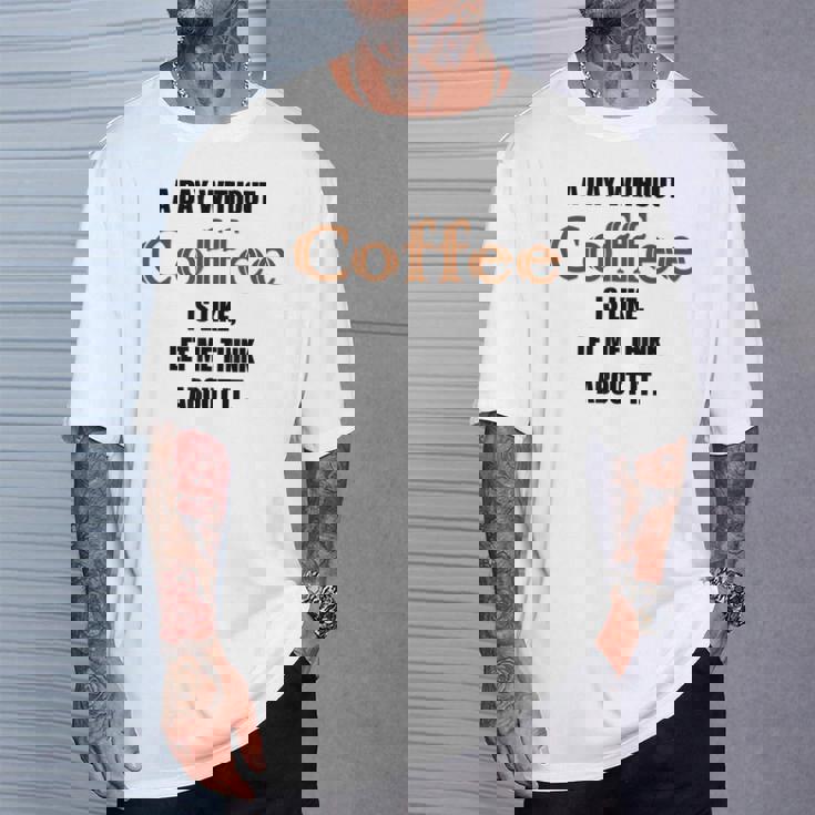 コーヒーのない一日はそういうもの、考えてみましょう。 Tシャツ 彼への贈り物