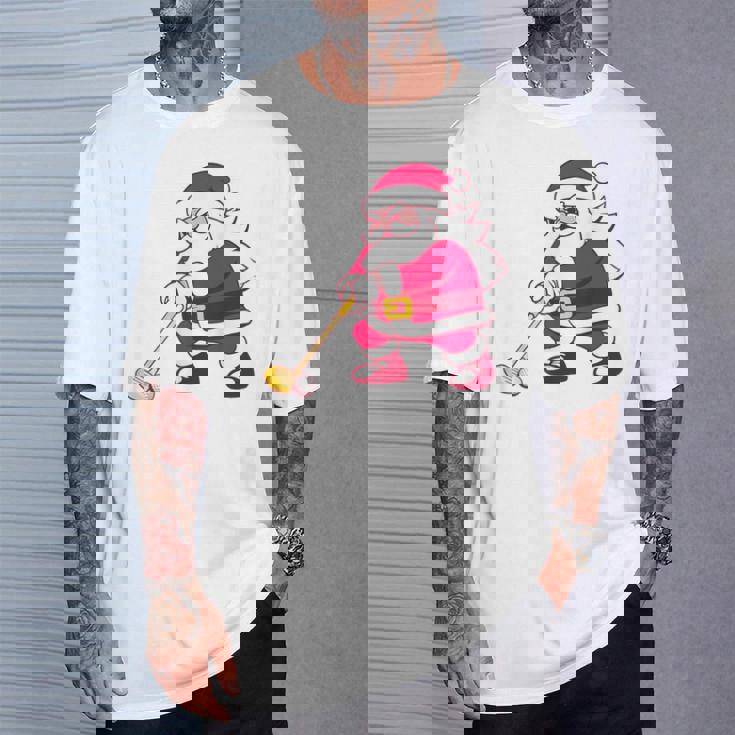 ゴルフをする面白い醜いクリスマスサンタ。 Tシャツ 彼への贈り物