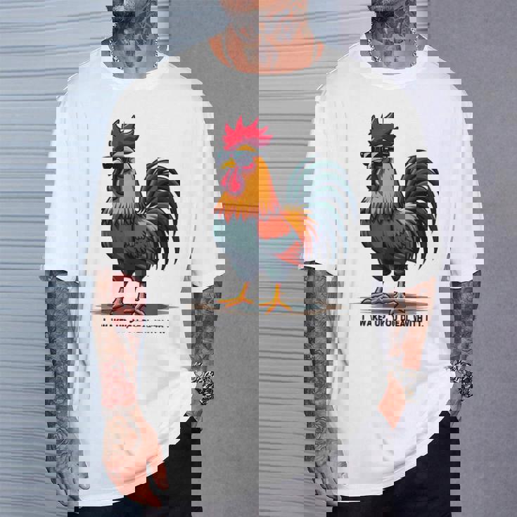 サングラスをかけた姿勢のクールな雄鶏。 Tシャツ 彼への贈り物
