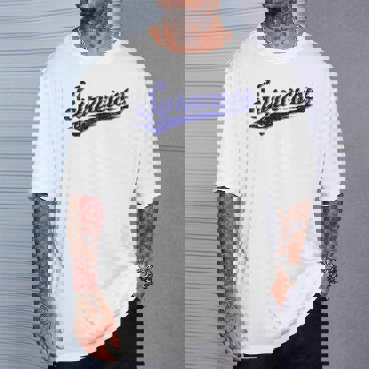 シラキュース ニューヨーク バーシティ スクリプト クラシック スポーツ ジャージスタイル Tシャツ 彼への贈り物