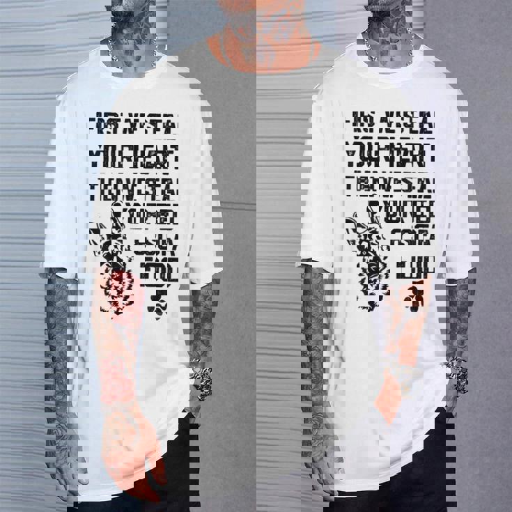 ジャーマン・シェパードはあなたの心を盗みますあなたのベッドとソファを盗みます Tシャツ 彼への贈り物