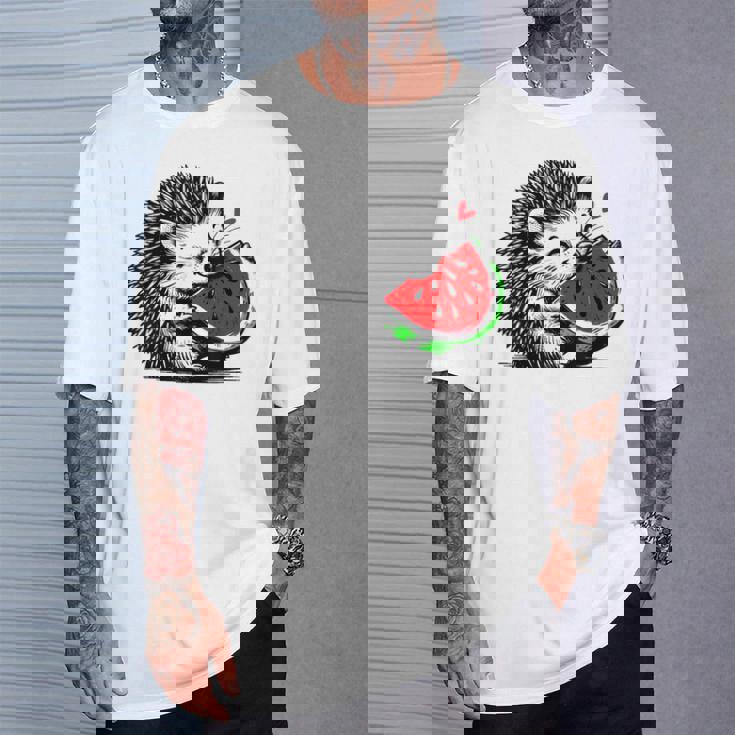 スイカの誕生日を食べるキュートで愛らしいハリネズミ Tシャツ 彼への贈り物