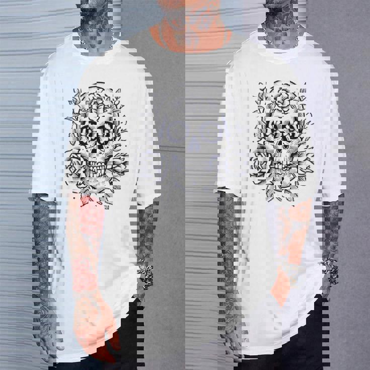 スカルと花の伝統的なタトゥースタイル Tシャツ 彼への贈り物