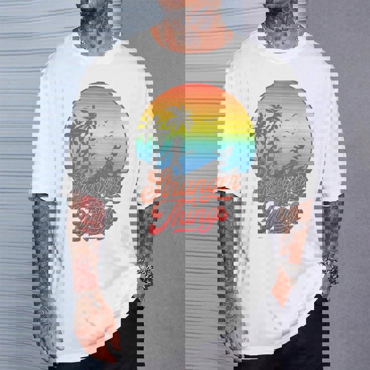 ストレンジャー・シングス サーファーボーイ ピザ デモゴルゴン カリ レトロ 80年代 Tシャツ 彼への贈り物