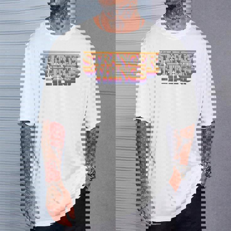 ストレンジャー・シングス ロゴ レトロ 旅行 ファン 記念品 Tシャツ 彼への贈り物