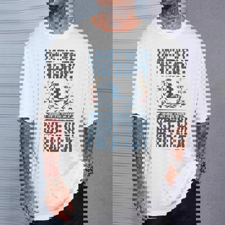 セラピーは要らない、スコティッシュ・フォールドの猫を抱きしめて Tシャツ 彼への贈り物