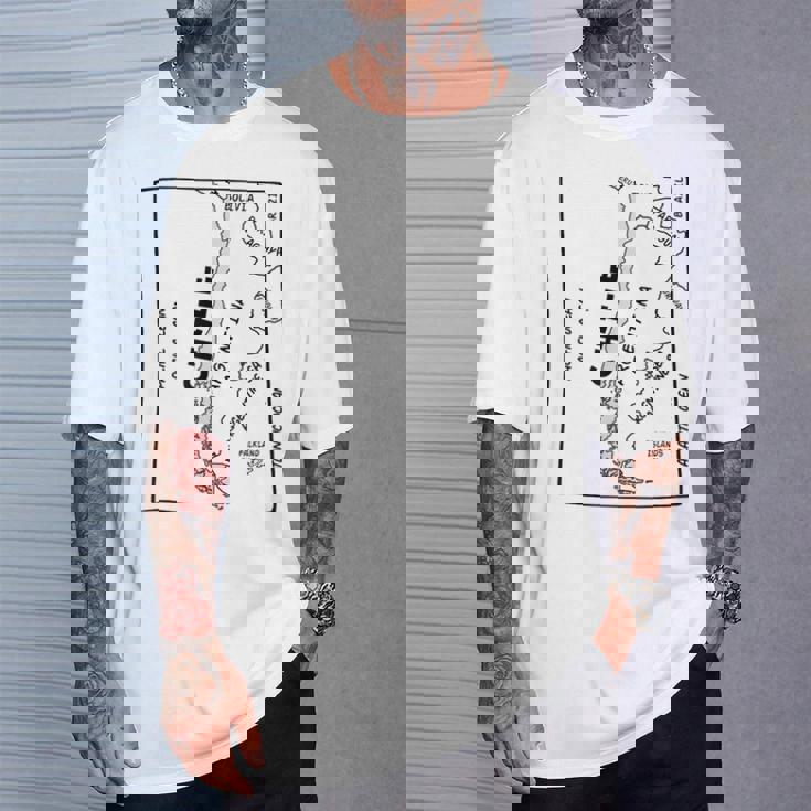 チリと近隣諸国の手描き黒線地図 Tシャツ 彼への贈り物