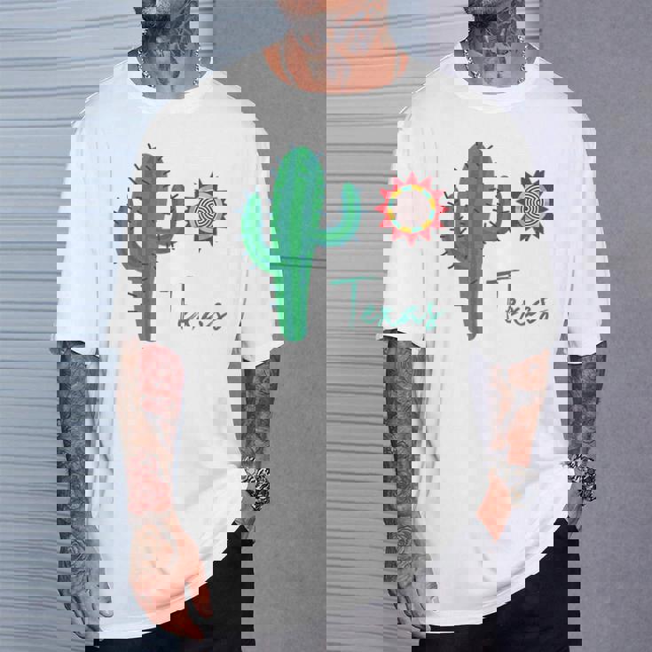 テキサス キュート 気まぐれなサボテン 南西部の太陽 砂漠 バケーション Tシャツ 彼への贈り物