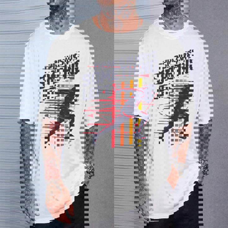 トラックアンドフィールド常に何かが残っている Tシャツ 彼への贈り物