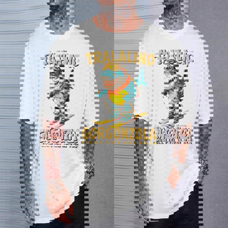 トララリーノ・ゴルゴンゾーラ – トララレロチーズミッションのスキーシャーク。 長袖tシャツ Tシャツ 彼への贈り物