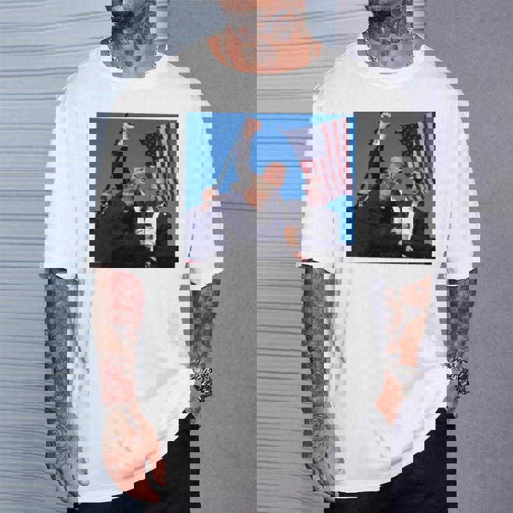 トランプ大統領のために祈り、決して降伏しない、神の祝福トランプ。 長袖tシャツ Tシャツ 彼への贈り物