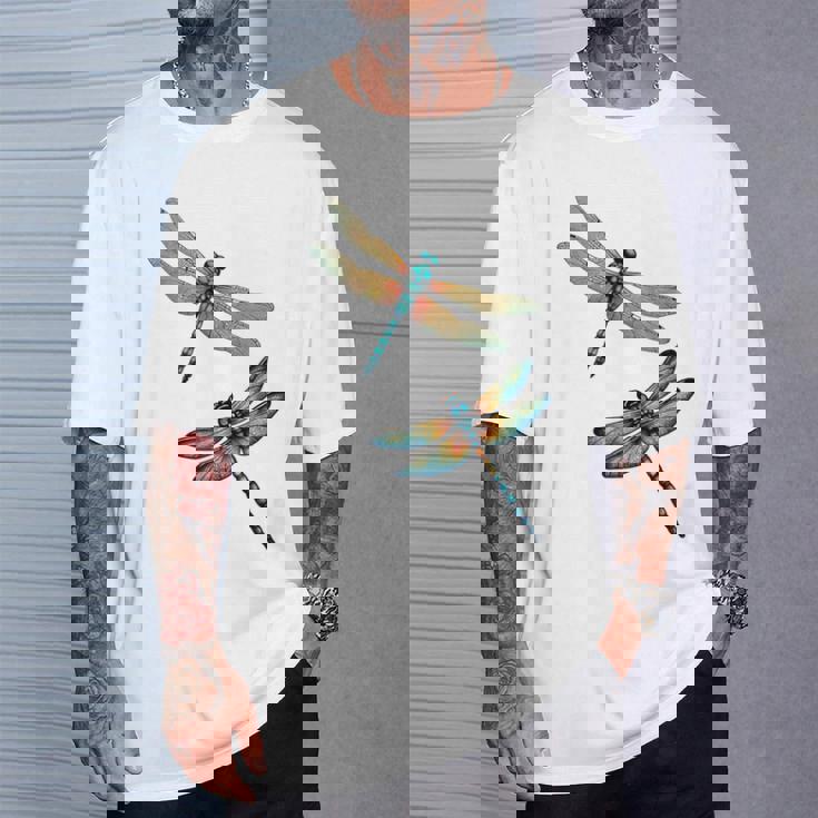 トンボ、飛ぶ昆虫のトンボ、トンボ。 Tシャツ 彼への贈り物