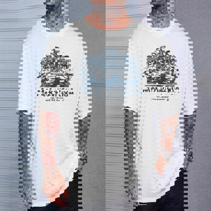 ニュージーランドのマオリ戦士がハカを披露 Tシャツ 彼への贈り物