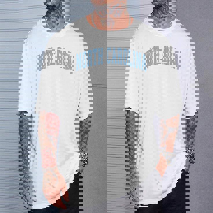 ノースカロライナ州ノースカロライナ州ヴィンテージアスレチックスポーツデザインブルースタイル Tシャツ 彼への贈り物