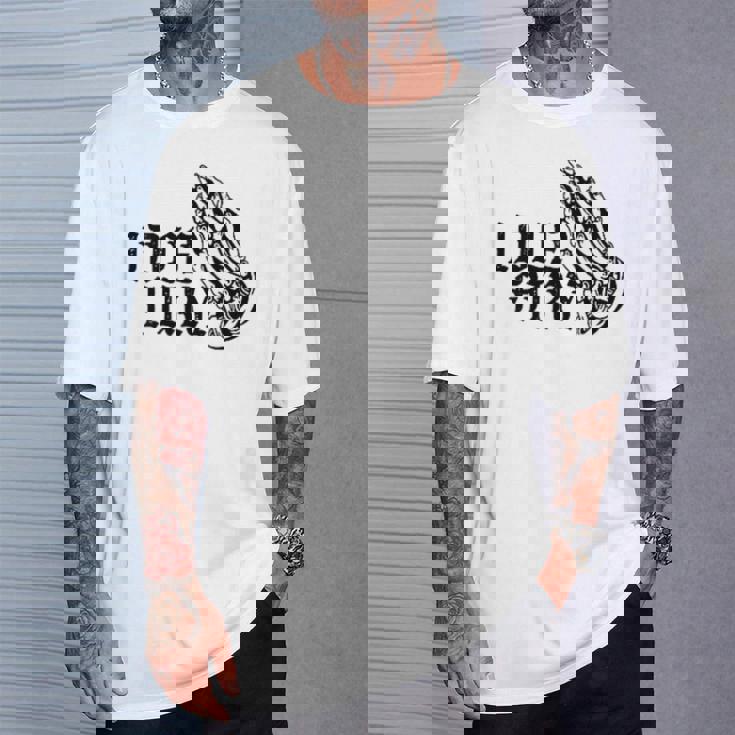 バック プリントを見る Idle Fury Don't Crykeleton Praying 泣かないで 祈る骸骨 Tシャツ 彼への贈り物