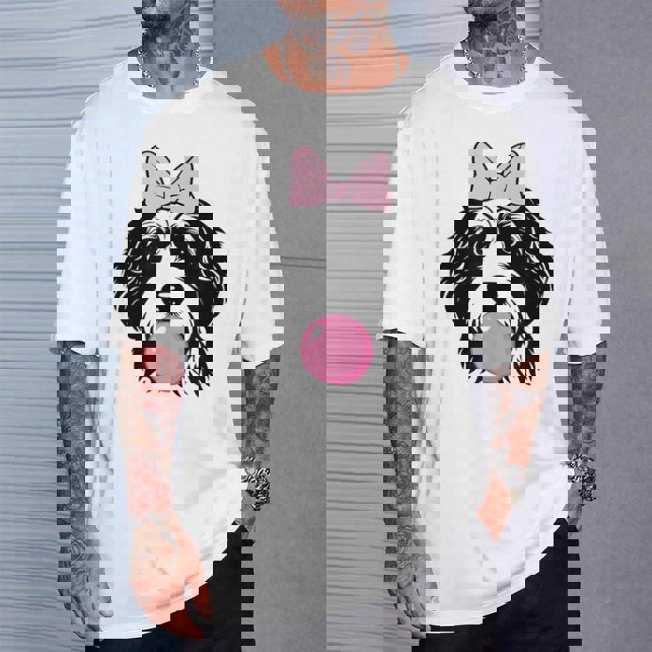 バブルガムを持つバーネドゥードル犬 Tシャツ 彼への贈り物