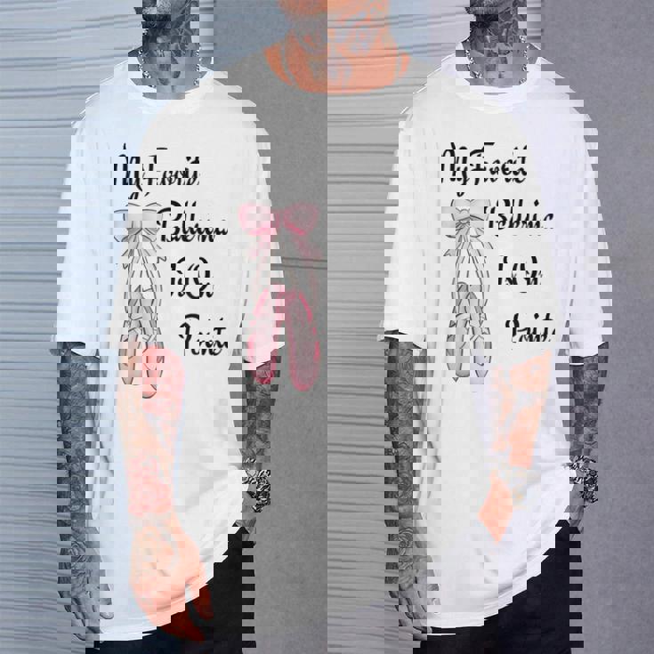 バレエバレリーナダンス My Favorite Ballerina Is On Pointe Tシャツ 彼への贈り物