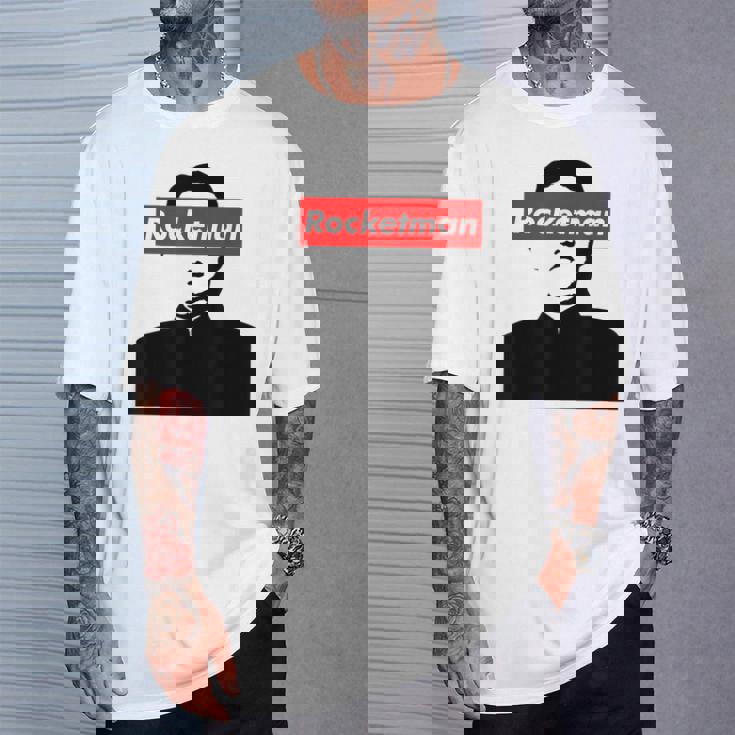 パロディ Kim Jung Un Rocketman ボックスロゴtシャツ Tシャツ 彼への贈り物