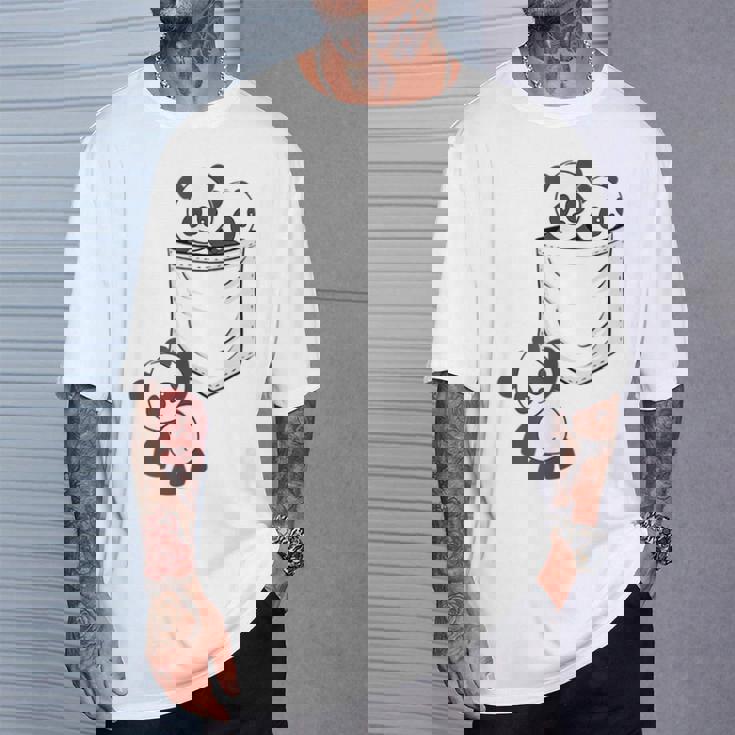 パンダ愛好家のためのポケットの中のかわいいカワイイベイビーパンダ Tシャツ 彼への贈り物