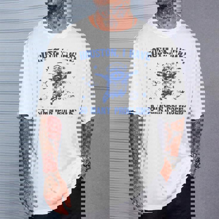 ヒューストン色んな問題を抱えてるおもしろいアライグマ Tシャツ 彼への贈り物