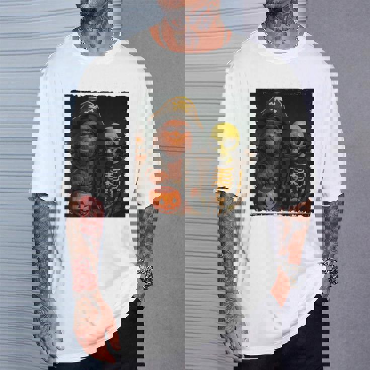 ビッグフットエイリアン 面白い ハロウィン トリック ドア カメラビュー Tシャツ 彼への贈り物