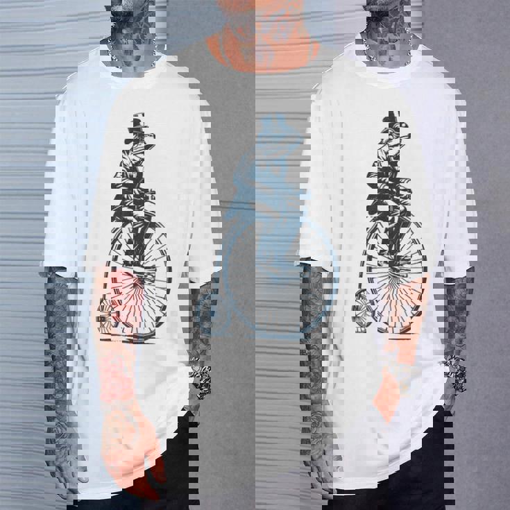 ビンテージのペニーファージング自転車に乗る粋なカエルのサイクリスト Tシャツ 彼への贈り物