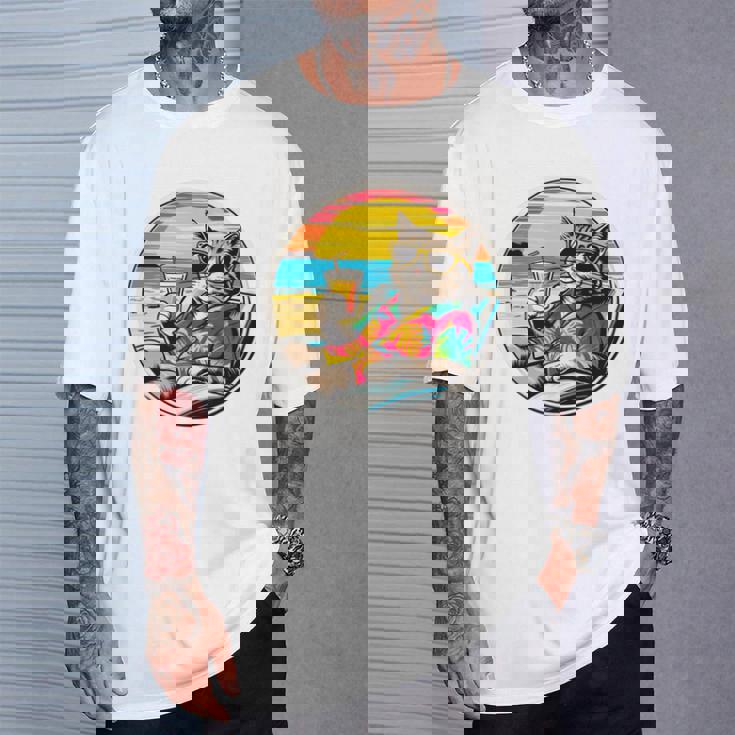 ビーチでドリンクを飲みながらリラックスできるレトロなヴィンテージクールな猫 長袖tシャツ Tシャツ 彼への贈り物