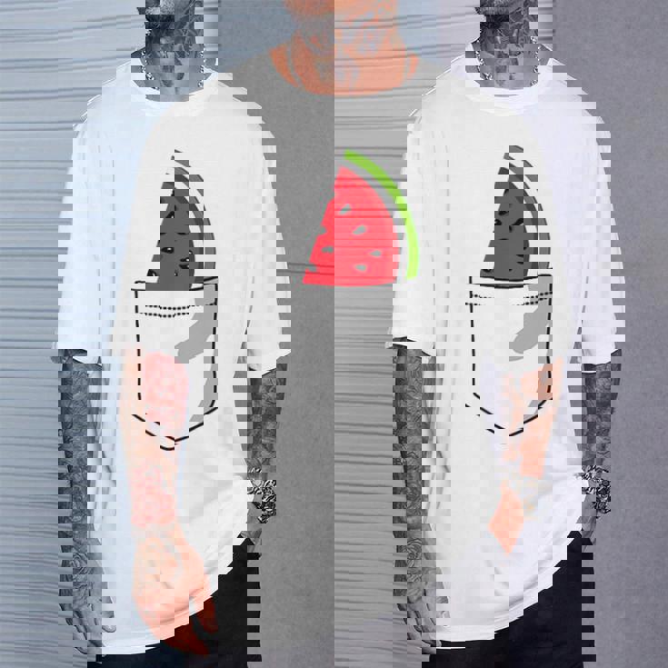 ポケットに入ったスイカのポケットプリントの面白いスイカ。 Tシャツ 彼への贈り物