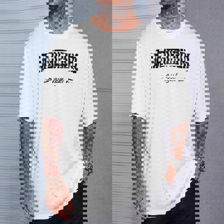 マクデブルク、東ドイツ、東ドイツ、カレッジデザイン 長袖tシャツ Tシャツ 彼への贈り物