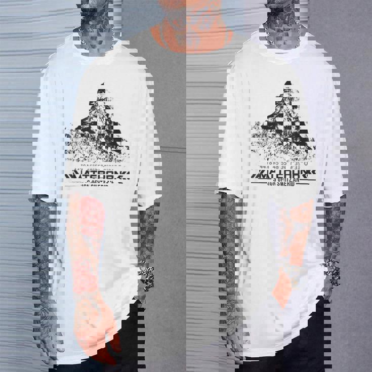 マッターホルン スイス アルプス ツェルマット ハイキング 山 アドベンチャー Tシャツ 彼への贈り物