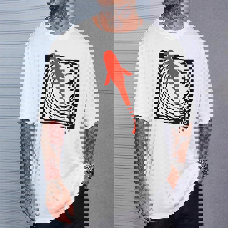 メダカ：ハンコスタンプデザインで描かれたメダカはエサを欲す。 Tシャツ 彼への贈り物