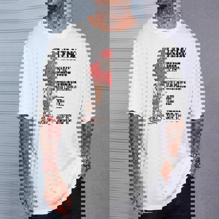 ラインマンのクォーターバックにはアメリカンフットボールにヒーローが必要 Tシャツ 彼への贈り物