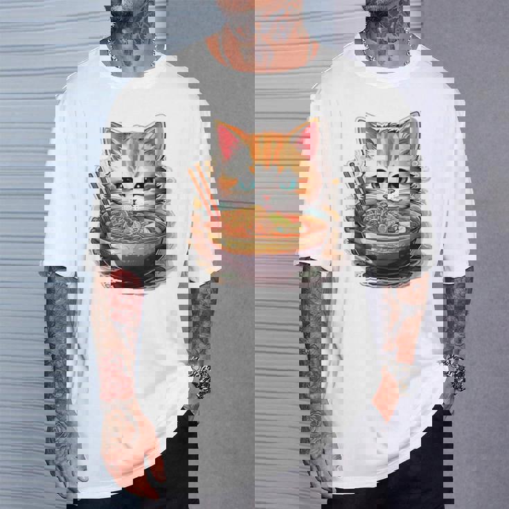 ラーメンを食べている子猫 Tシャツ 彼への贈り物