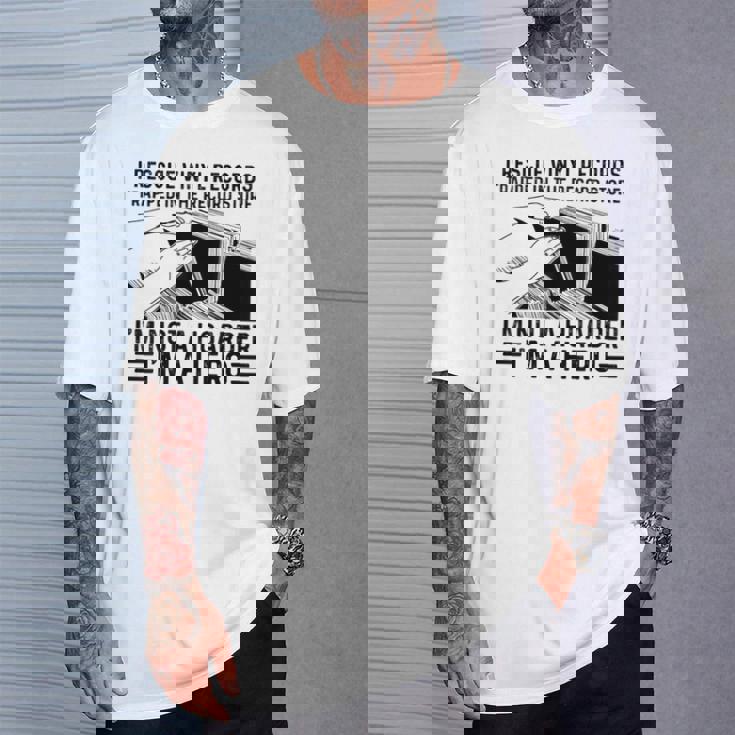 レコード屋に閉じ込められたビニールレコードを救出する Tシャツ 彼への贈り物