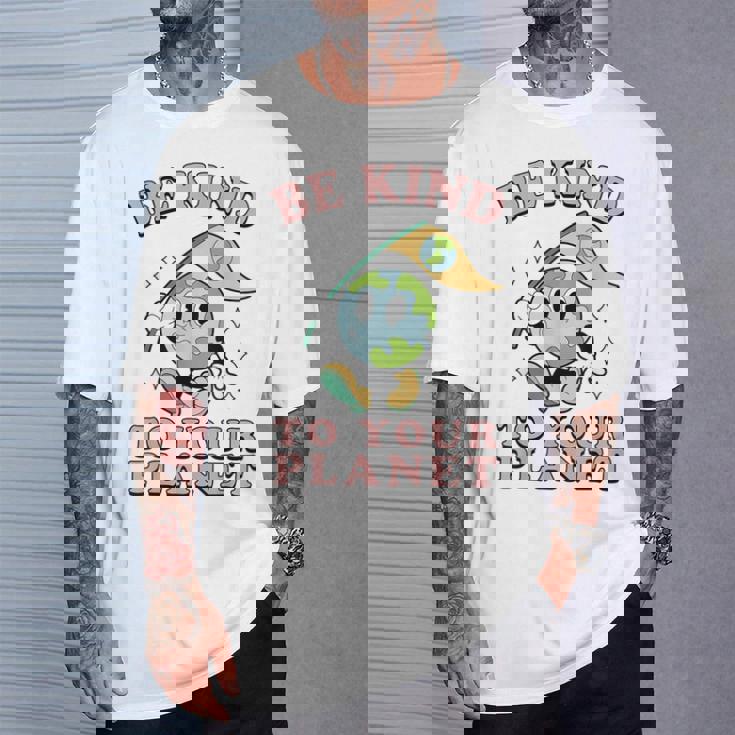 レトロ グルービー Be Kind To Your Planet Earth Day 70年代 80年代 4月 Tシャツ 彼への贈り物