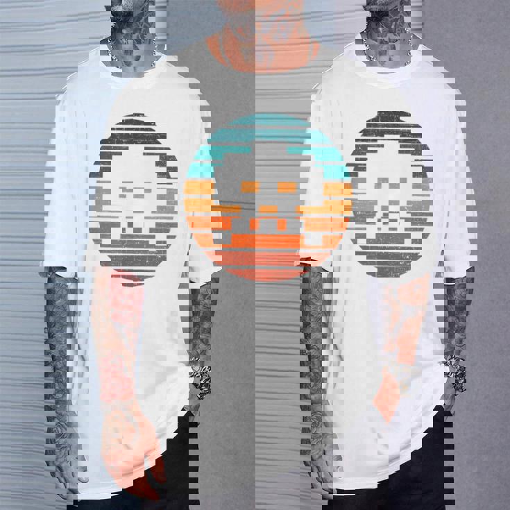 レトロ ヴィンテージ 80年代アーケード ゲーム インベーダー シンセウェイブ サンセット Tシャツ 彼への贈り物