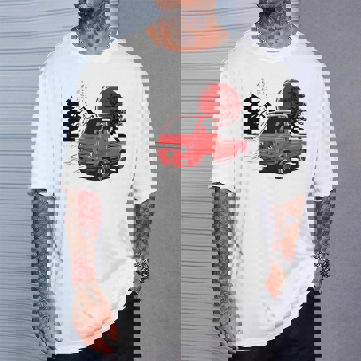 レトロな赤いミニトラックと日本の夕日。 長袖tシャツ Tシャツ 彼への贈り物