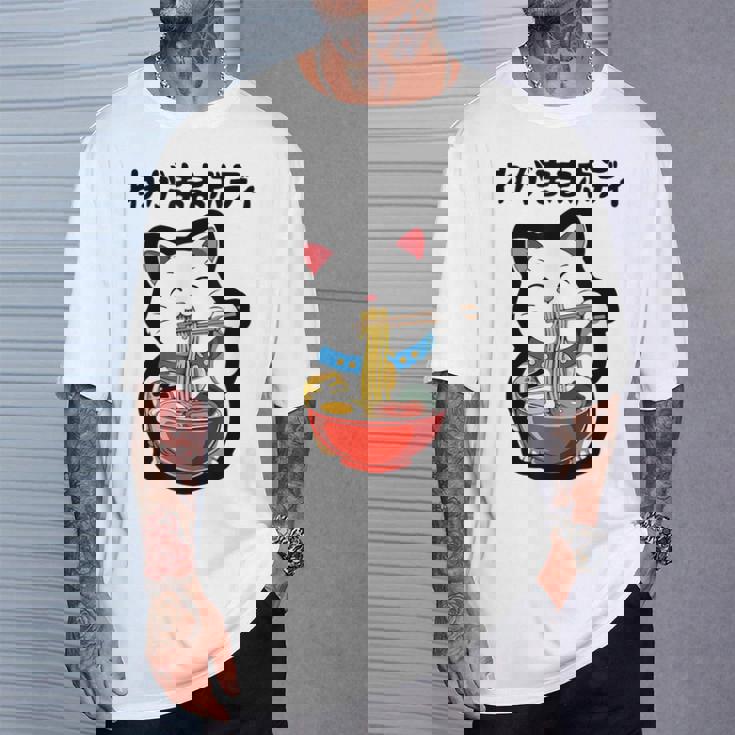 出る杭はぶーたれる 猫 ネタ ことわざ ことわざのもじり ジョーク ギャグ ダジャレ ツッコミ おもしろ Tシャツ 彼への贈り物