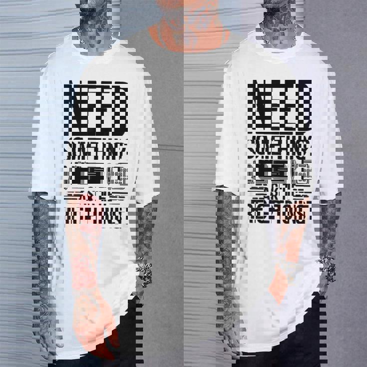 受付係の受付秘書に聞いて欲しいもの Tシャツ 彼への贈り物