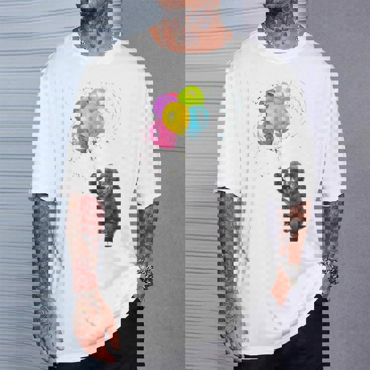 可愛い赤ちゃんのゴリラシルバーバックグラフィックバルーンアートワーク。 Tシャツ 彼への贈り物