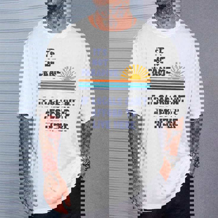地元の人々がここに住む余裕がないなら、それは楽園ではない Tシャツ 彼への贈り物