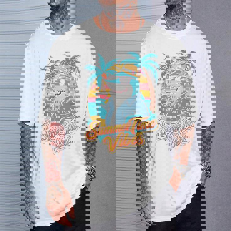 夏休み サメ ビーチ トロピカル サンセット ヤシの木 長袖tシャツ Tシャツ 彼への贈り物